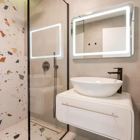 Design 1bdr Near Center Lejlighed