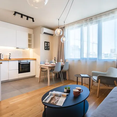 Design 1bdr Near Center Lejlighed