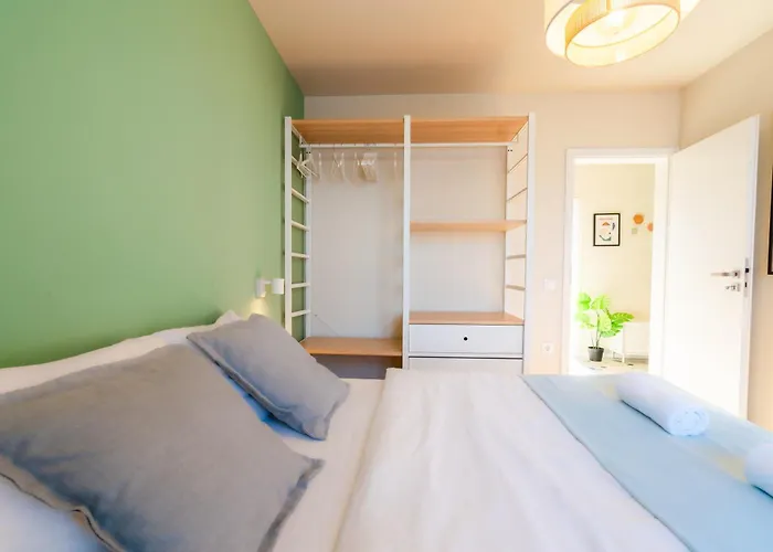 Design 1bdr Near Center דירה *