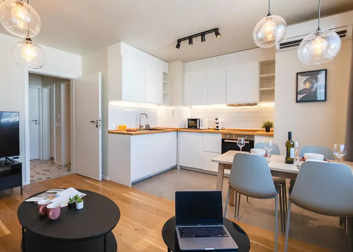 Design 1bdr Near Center *