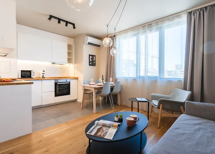 Design 1bdr Near Center דירה