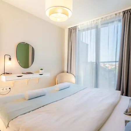 Design 1bdr Near Center *