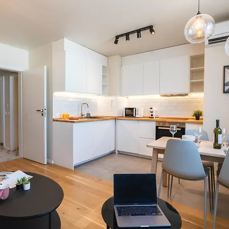 Design 1bdr Near Center *