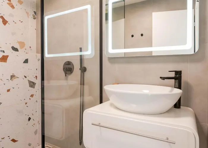 Design 1bdr Near Center Apartament